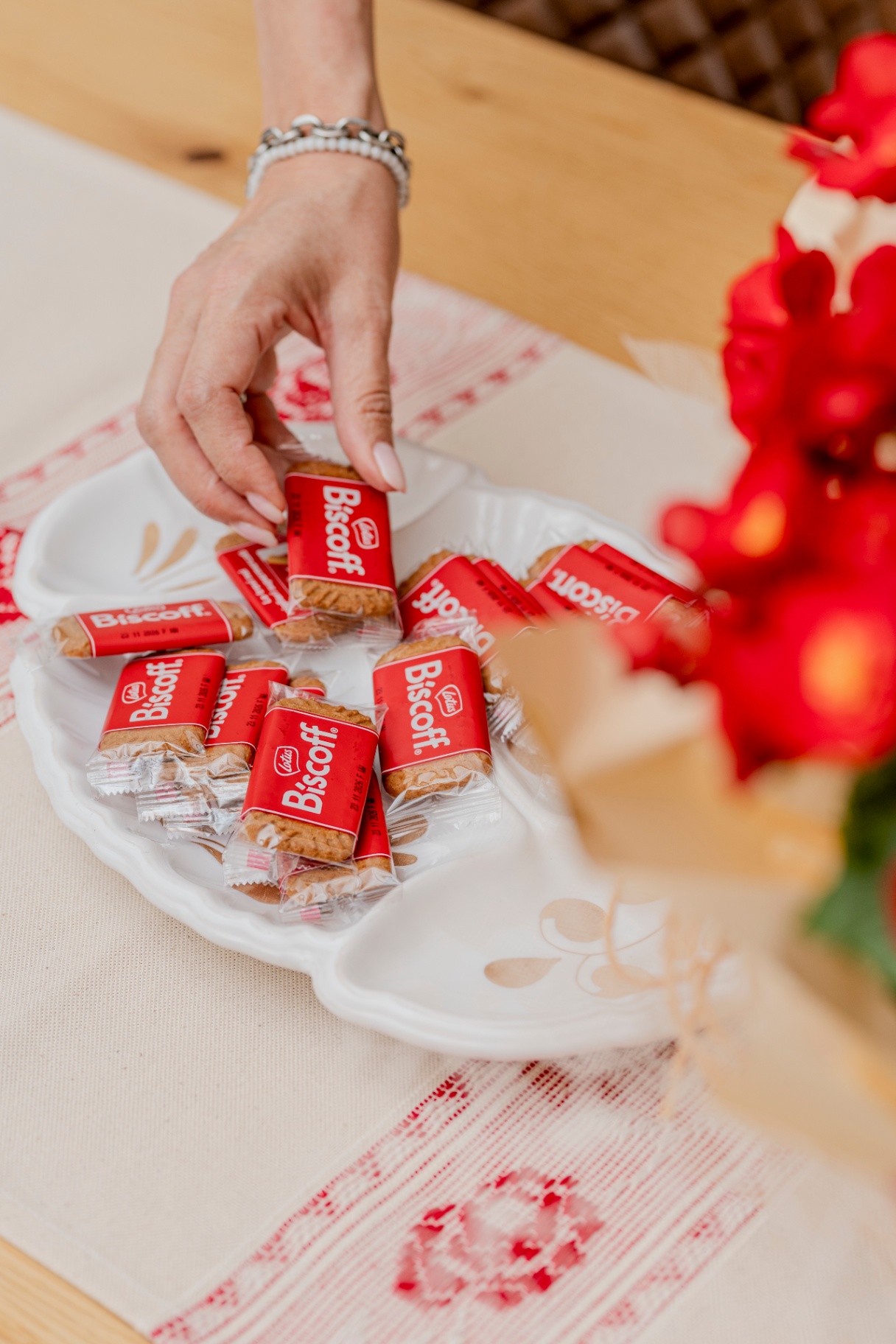 Biscotti di benvenuto su vassoio in ceramica