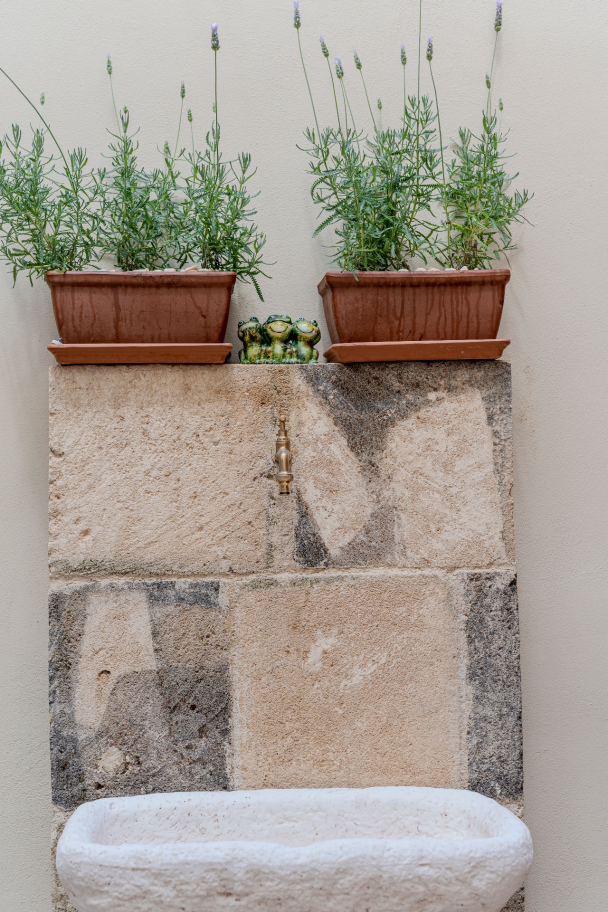 Fontana in pietra con lavanda