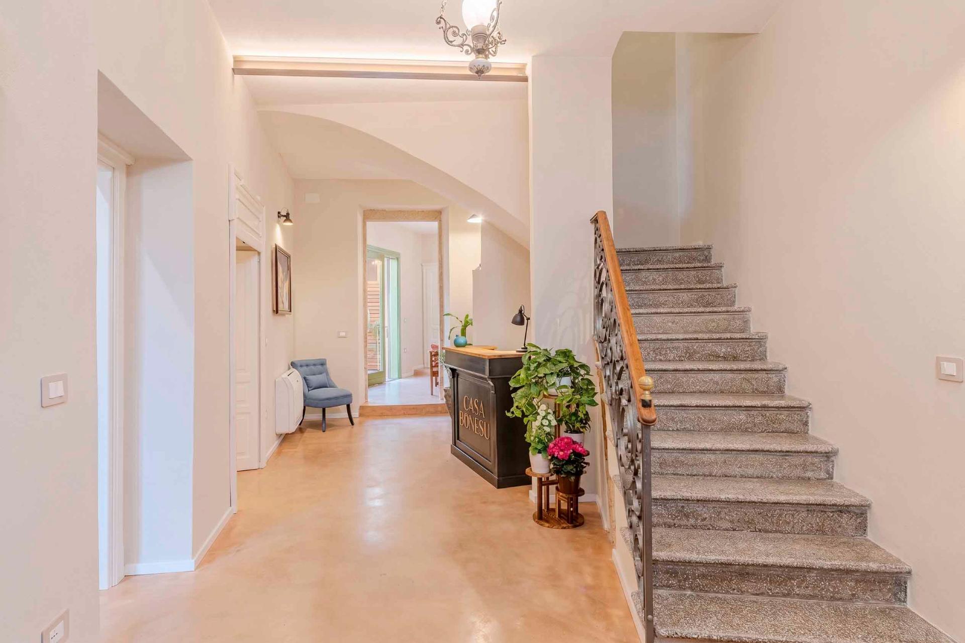 Corridoio d'ingresso con pavimenti in resina