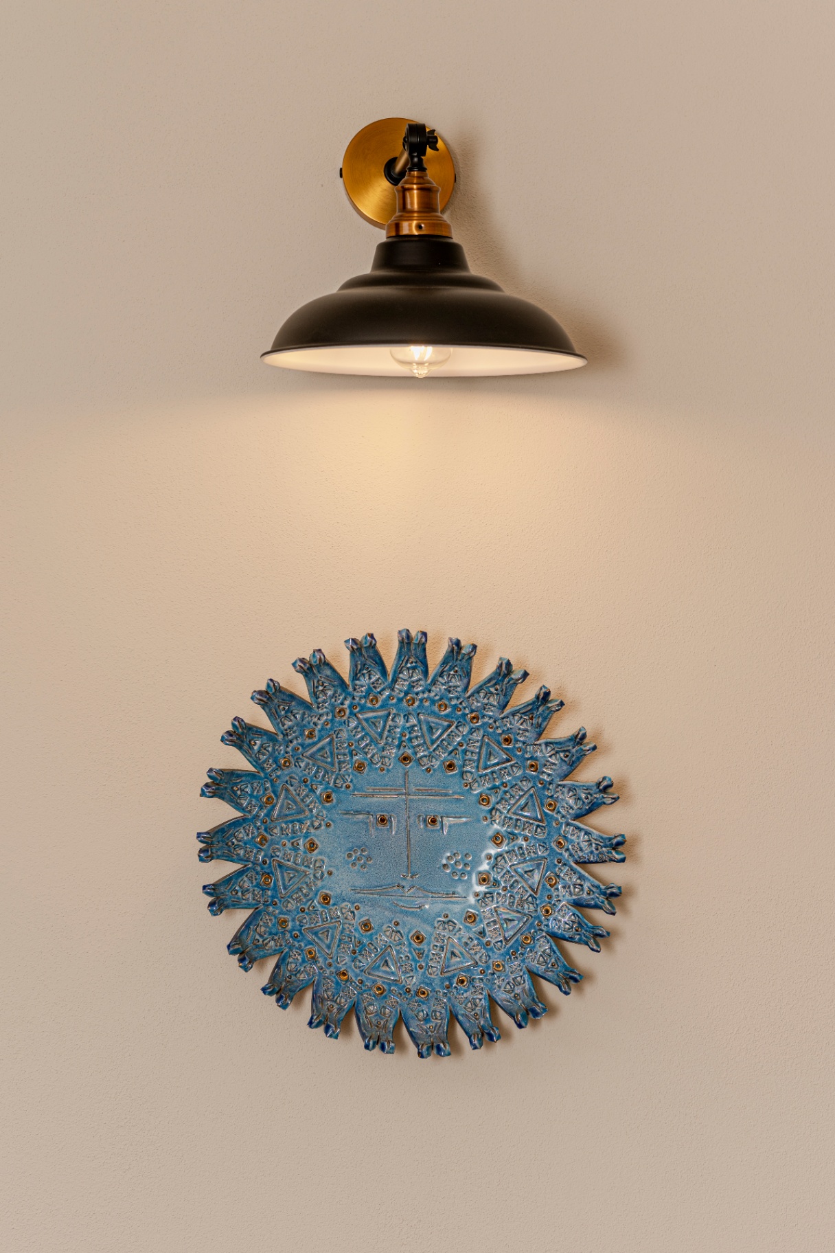 Lampada industriale e ceramica sarda blu